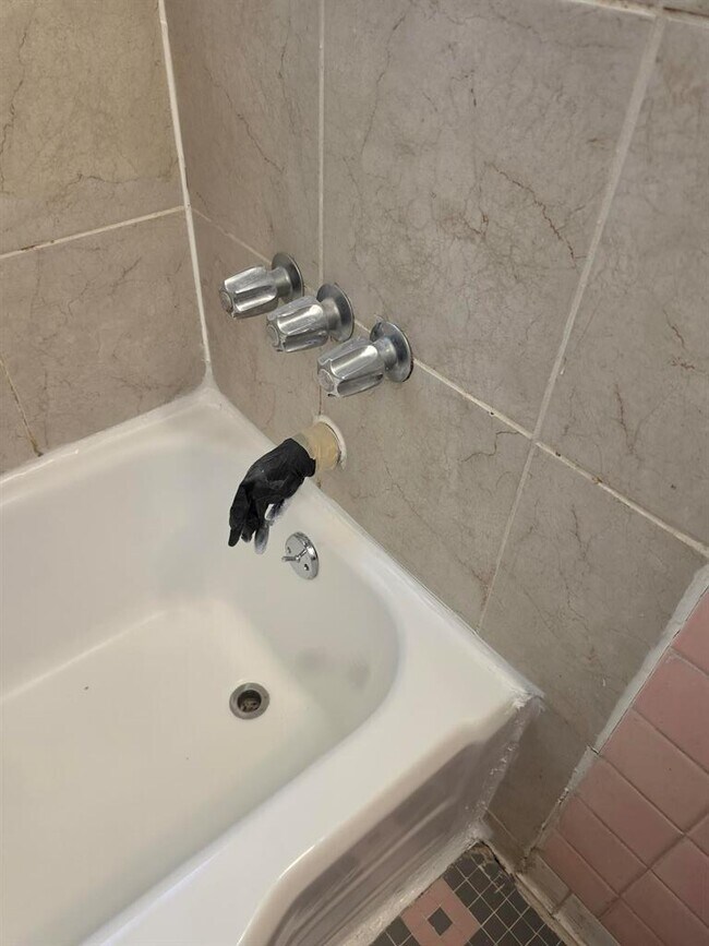 Building Photo - 1401 Hartford Rd