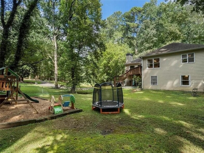 Backyard 3 - 2013 Addison Rd NE