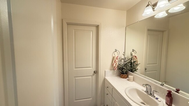 Building Photo - Charming 3 Bedroom Home in a Quiet Madera Neighborhood