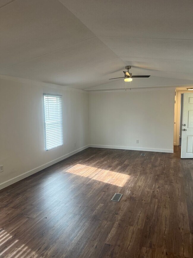 Building Photo - 193 Pearson St