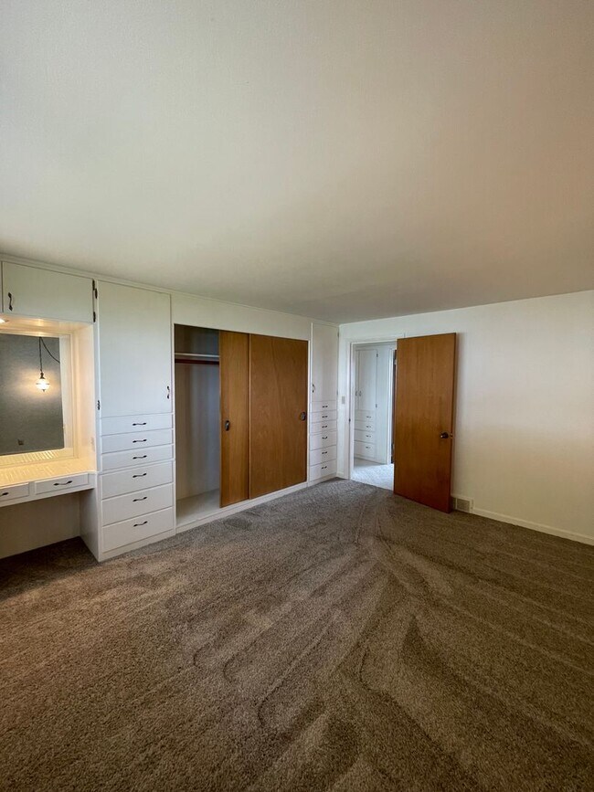 Building Photo - 302 N Crestview Dr