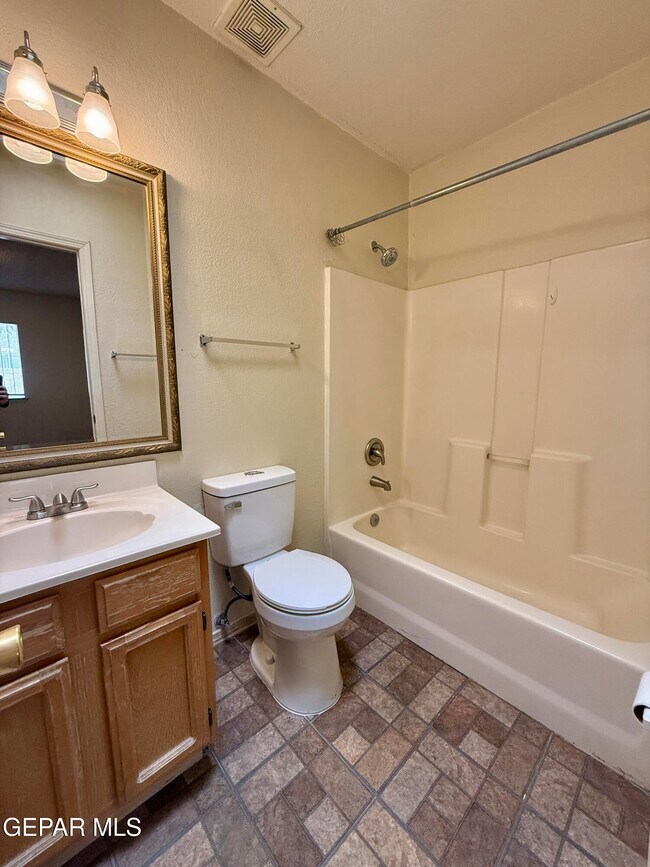 Building Photo - 12118 Royal Woods Dr