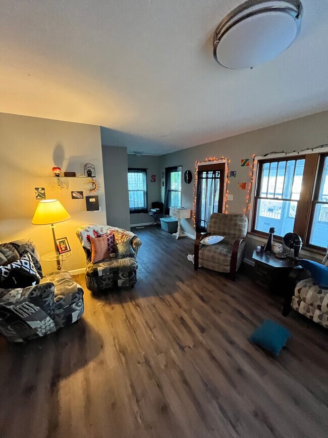 Building Photo - 1530 E 14th St