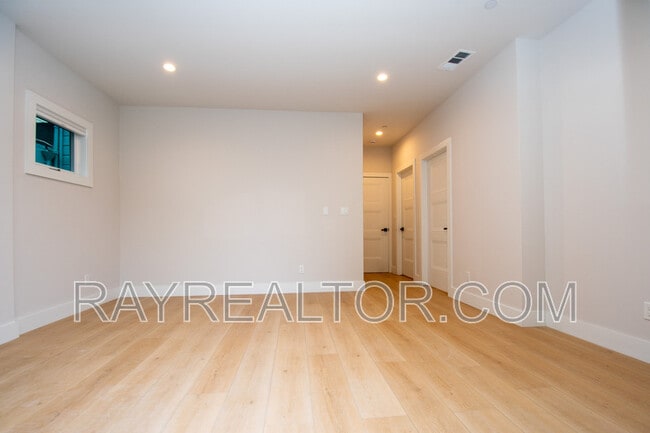 Building Photo - 436 20th Ave