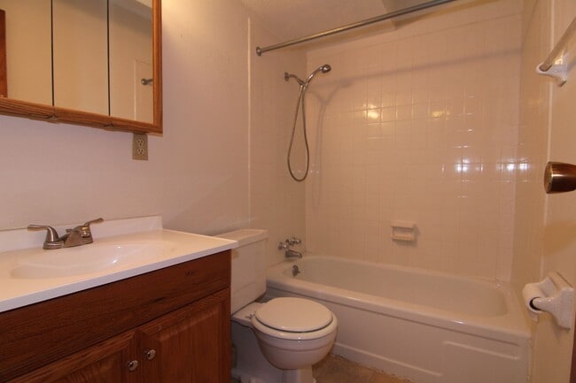 Building Photo - Spacious 1 bedroom 1 bath - AVAILABLE NOW