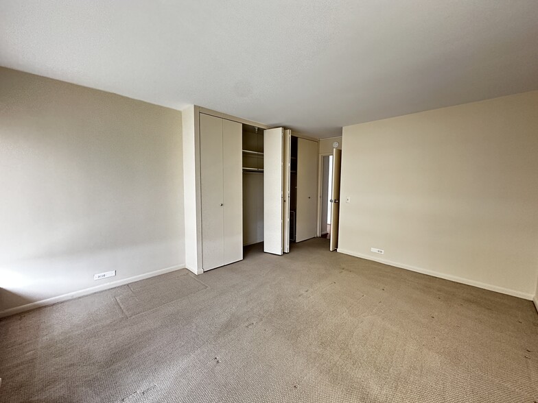 Bedroom 2 - 5445 N Sheridan Rd