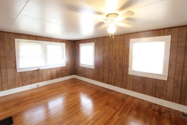 Building Photo - Bush Hills Beauty - 3 Bedroom 2 Bath