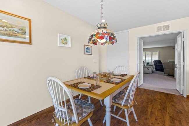 Building Photo - Sweeping Views! Rare and Peaceful 5-home e...