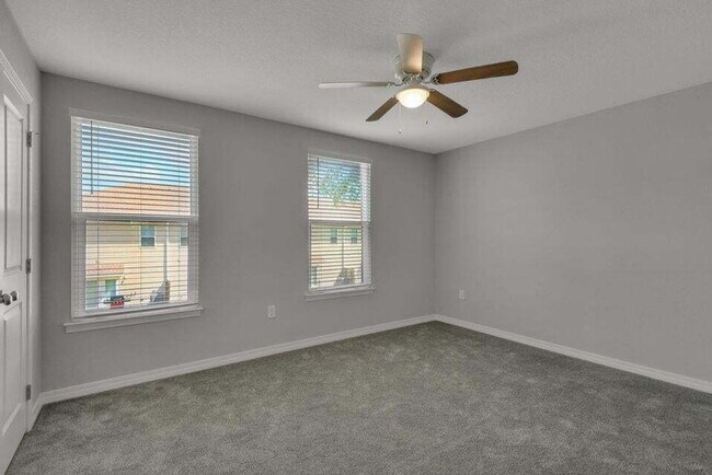 Building Photo - "Charming 2-Bedroom Townhouse with 2.5 Bat...