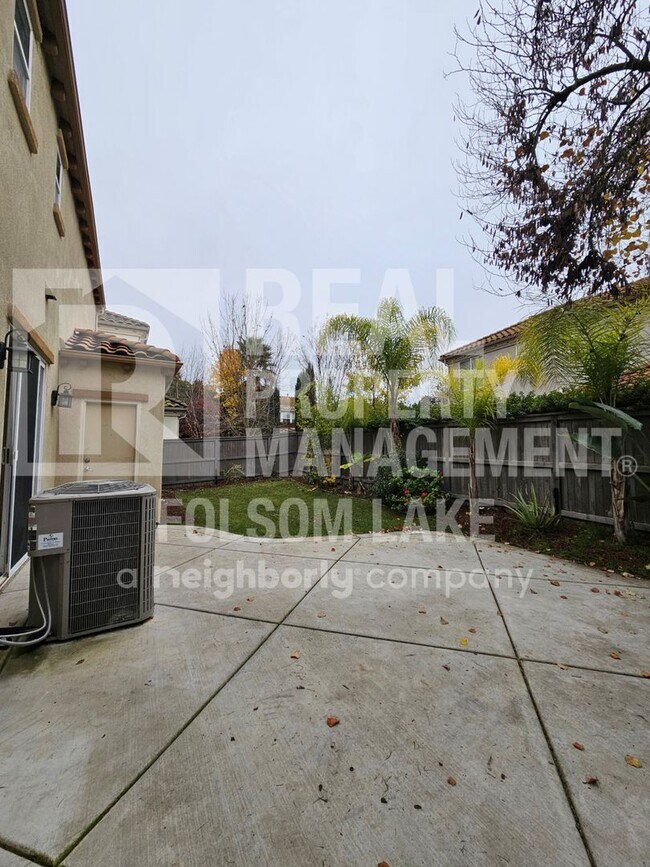 Building Photo - Spacious 3 bedroom 2.5 bath in North Natomas