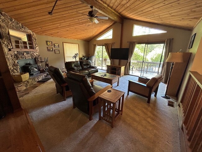 Building Photo - Rare short term lease with this 3/2 in Lake of the PInes - May or June-October