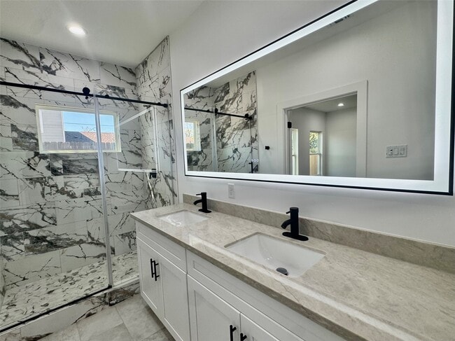 Building Photo - 6926 Paris St