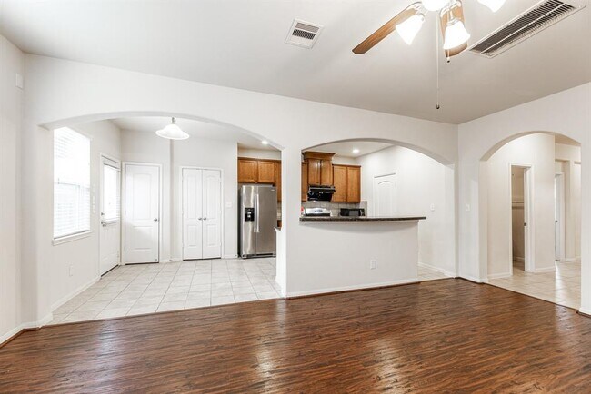Building Photo - 7131 Pavilion Dr