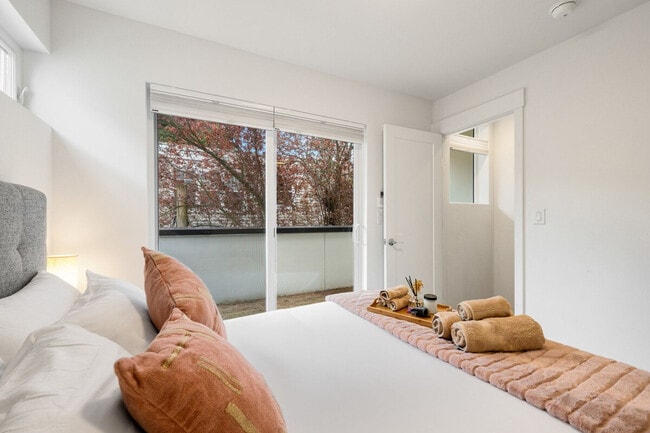 Building Photo - 620D 10th Ave E