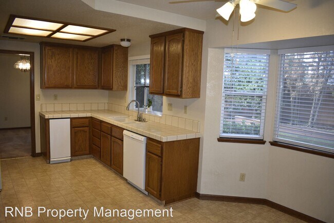 Building Photo - 3 br, 3 bath House - 5616 Bluffs Drive