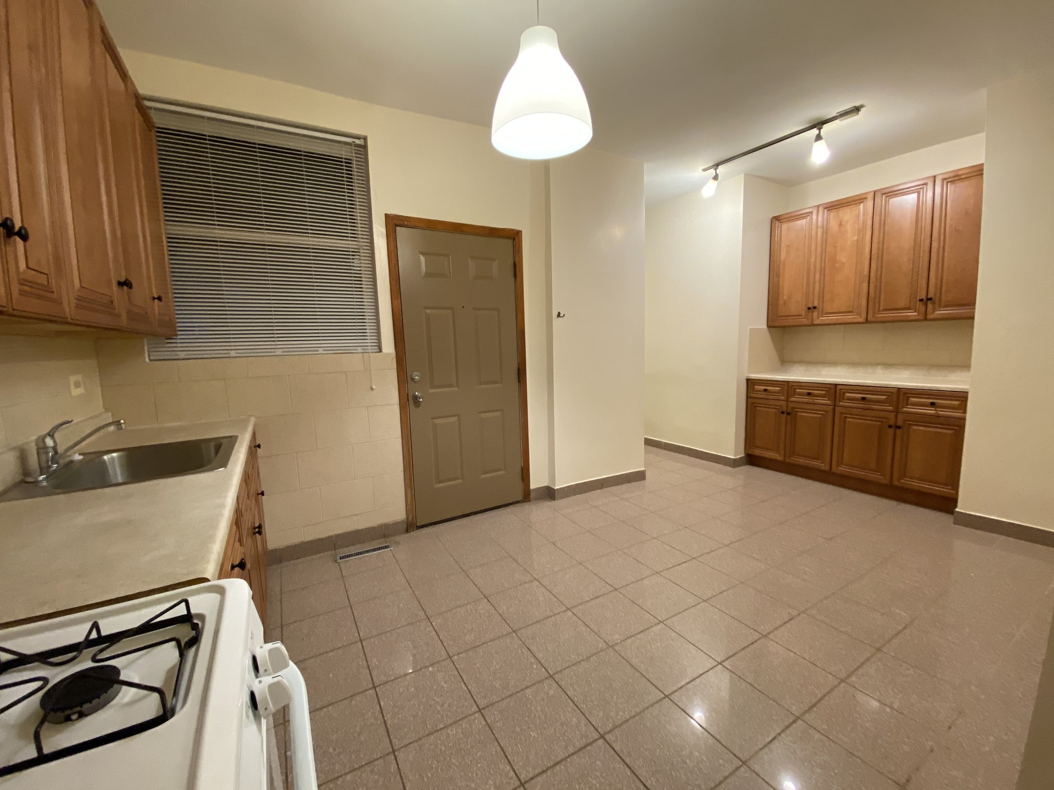 Kitchen - 940 W Windsor Ave