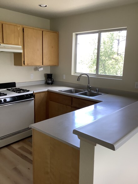 Building Photo - 604 N Bagby Dr
