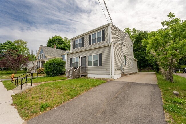 Building Photo - 616 Main St