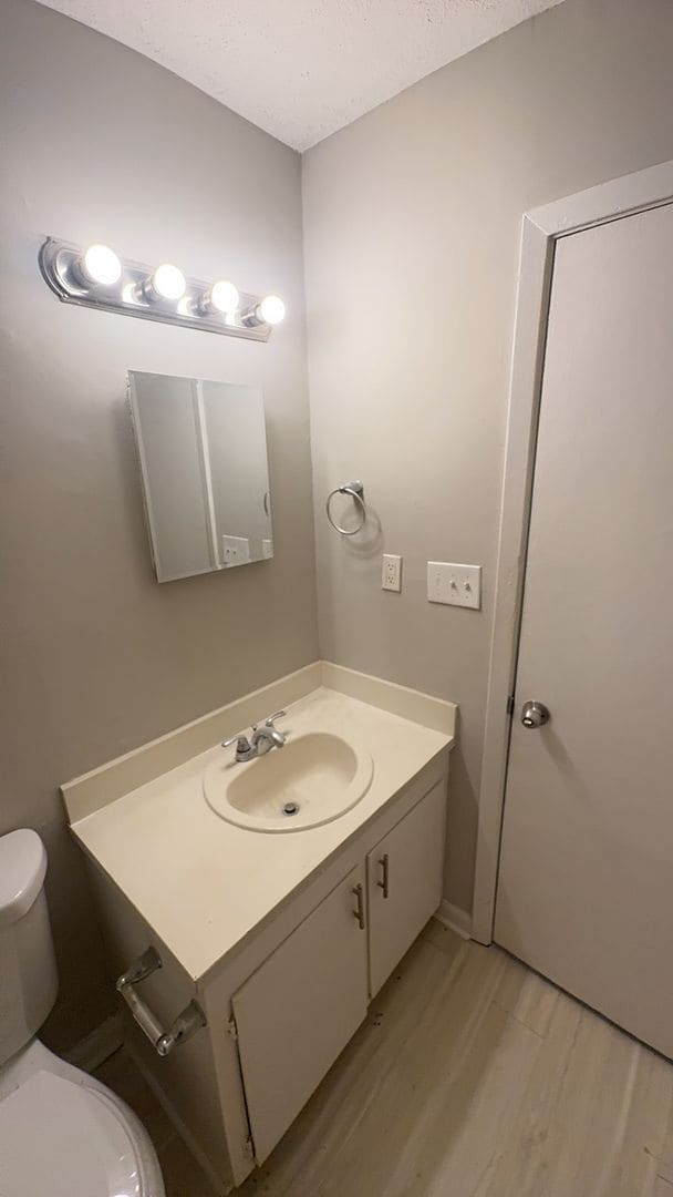 Building Photo - Quaint 2 bed townhome in culdesac