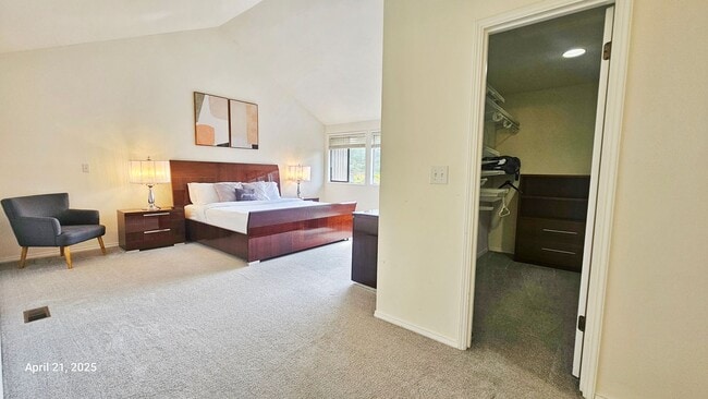 Building Photo - Beautiful Remodeled 4 Bedroom and 2.5 Bathroom Single Family House - Bellevue