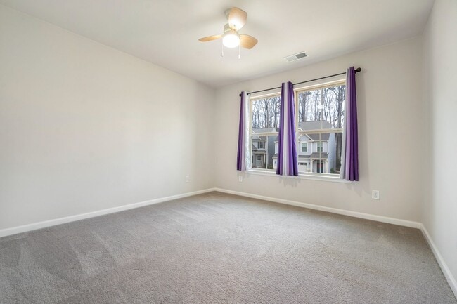 Building Photo - Welcome to this stunning 3-bed, 3-bath home located in the vibrant community of Wake Forest, NC.