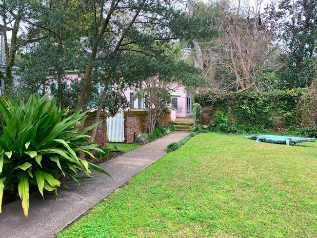 Building Photo - Charming Fully Furnished Garden CottageLlocated in South of Broad