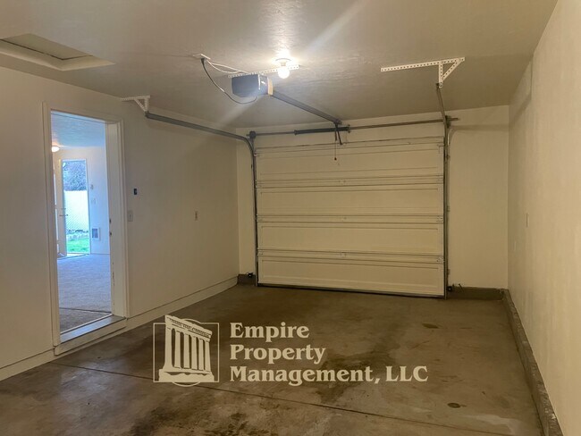 Building Photo - 355 Maple St