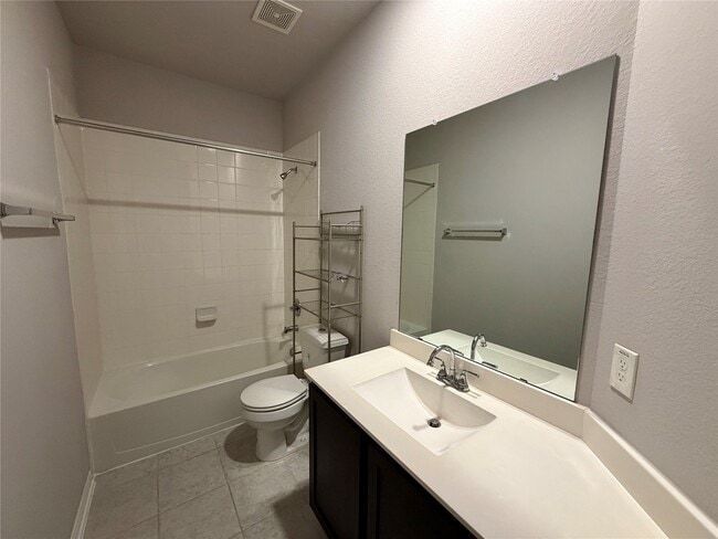 Building Photo - 18665 Legend Oaks Dr