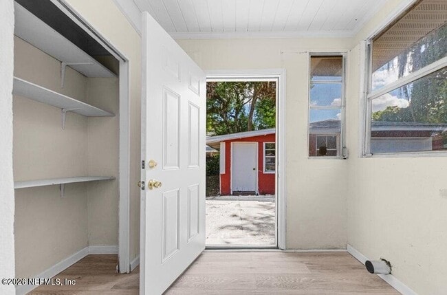 Building Photo - 7115 Lucky Dr E