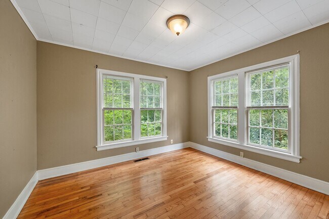 Building Photo - 132 Rowland Pl