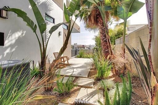 Building Photo - 1223 Larrabee St