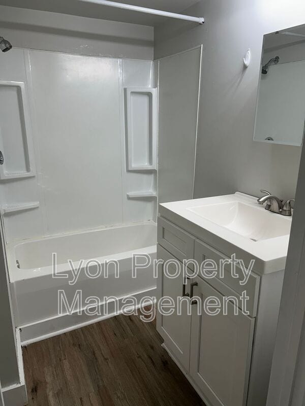 Building Photo - 27 Lamphear St