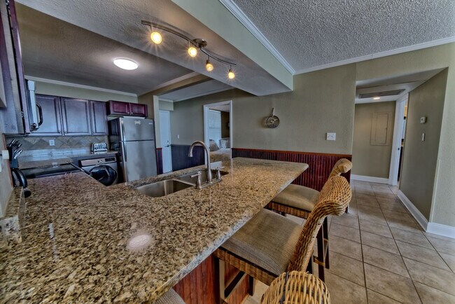 Building Photo - 7205 Thomas Dr