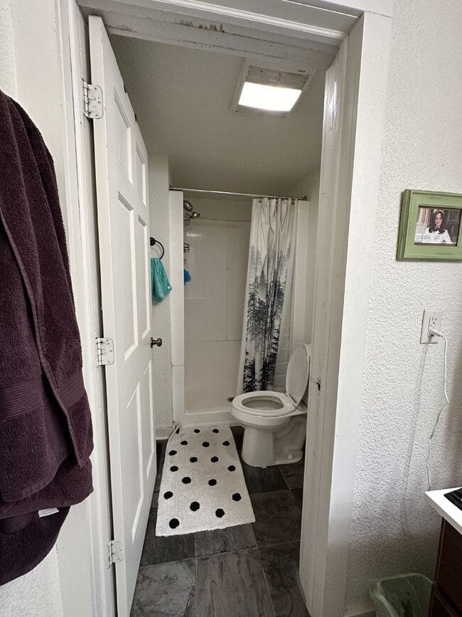 Building Photo - Whole House: 4 Bed 1 Bath close to UWEC! A...