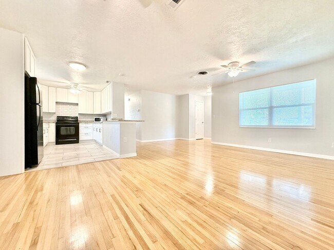 Building Photo - Your DeLand Escape: 4 Bedrooms + Pool at G...