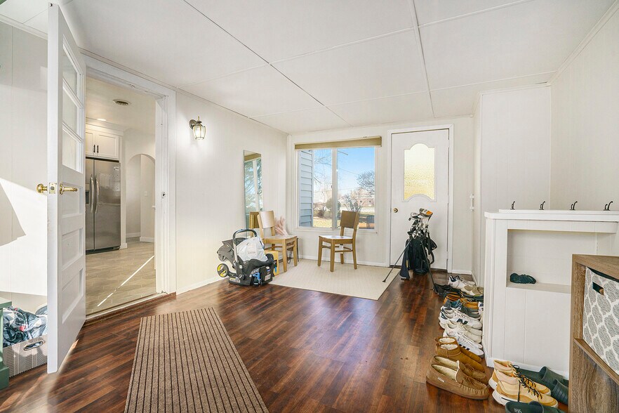 Building Photo - 204 E Spring St