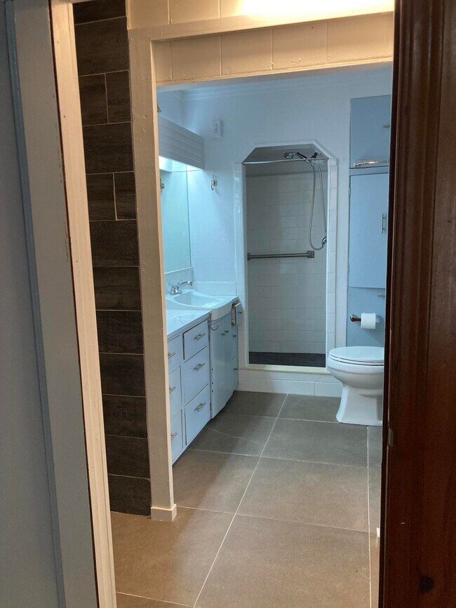 Building Photo - 824 35th St