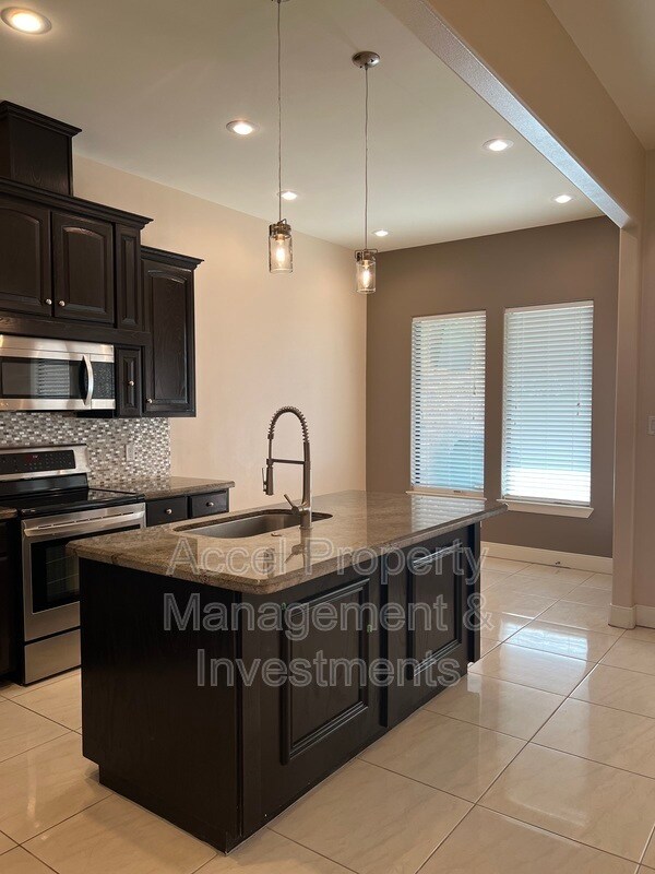 Building Photo - 711 N Abbott Ave