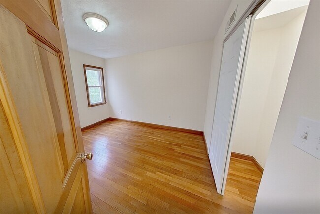 Building Photo - 83 Putnam St