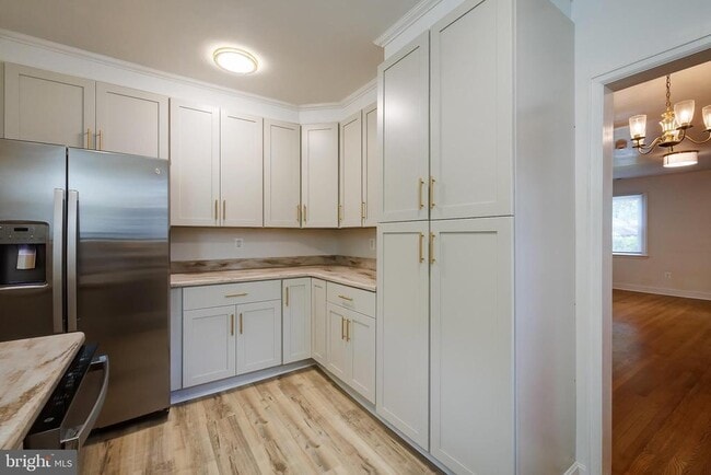 Building Photo - 4851 Crescent St