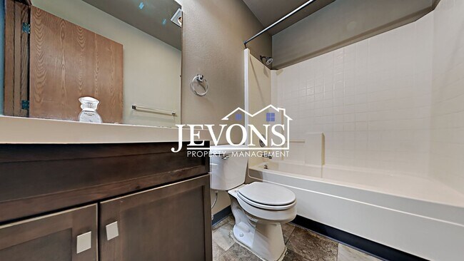 Building Photo - Beautiful duplex near I-823 with flexible ...