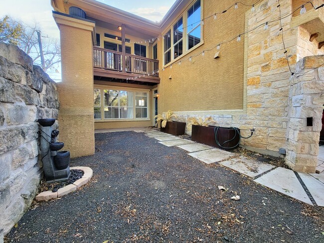 Primary Photo - Luxurious 2-Bed Condo in South Lamar! Avai...