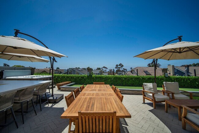Building Photo - Experience Coastal Living at Its Finest in...