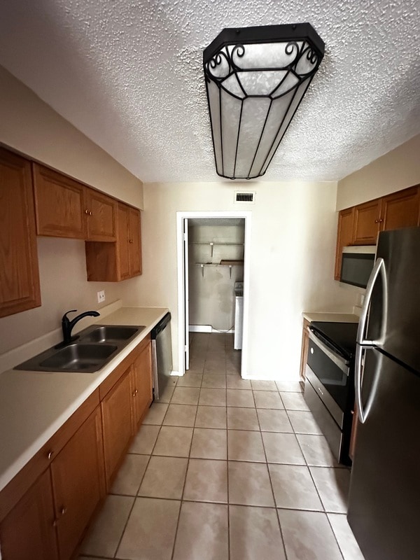 Building Photo - 252 Crown Oaks Way