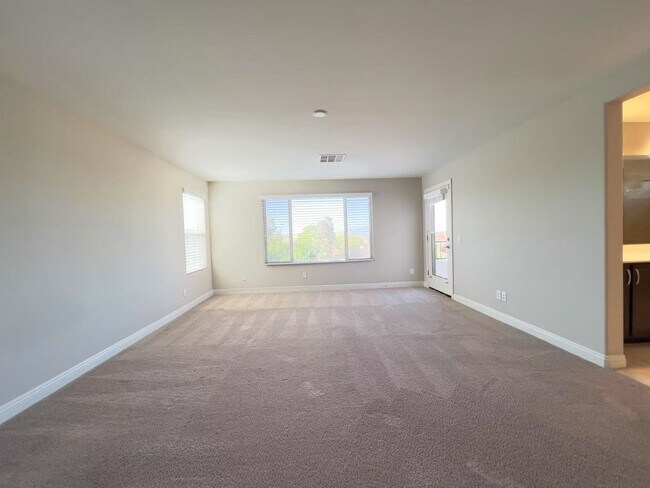 Building Photo - Unbelievable strip and mountain view House