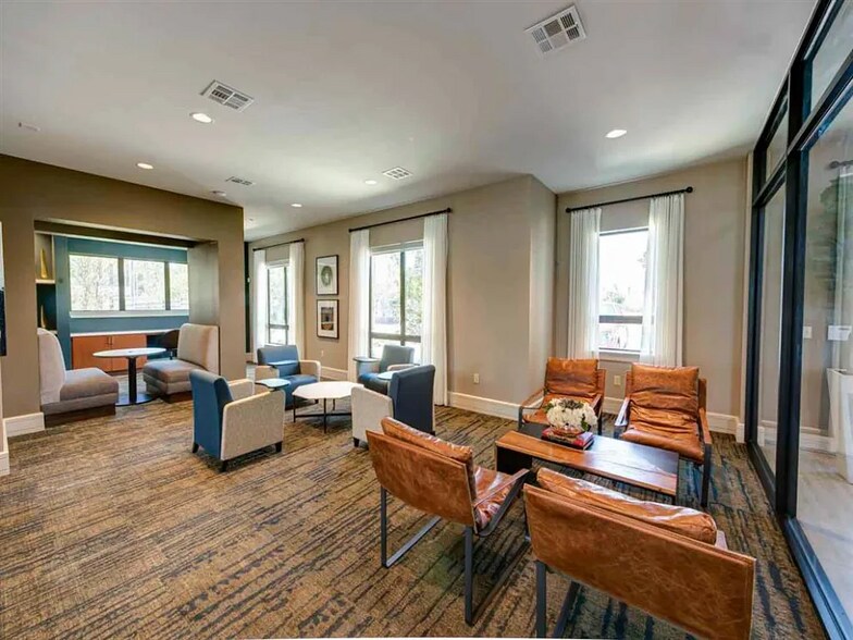 Building Photo - 20290 Park Lake View Dr