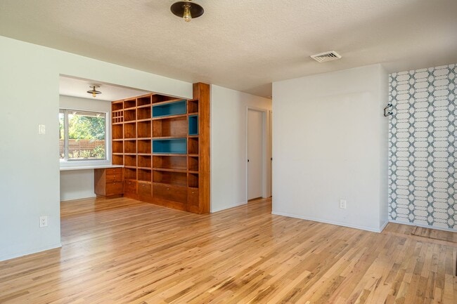 Building Photo - Charming Mid-Century Home in Lake Oswego S...