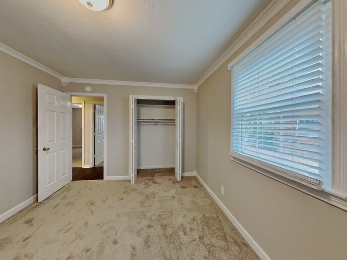 Building Photo - 4418 Windsor Rd