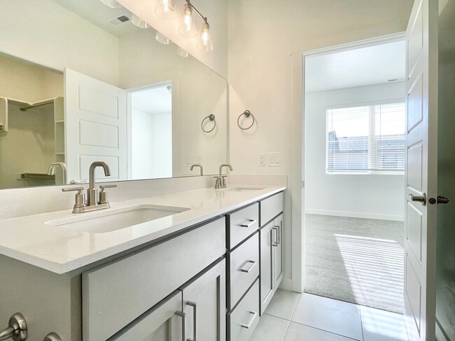 Building Photo - Beautiful Modern Townhome in American Fork!