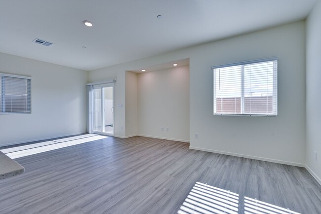 Building Photo - NW 3 Bedroom Townhouse!! Gated Community P...